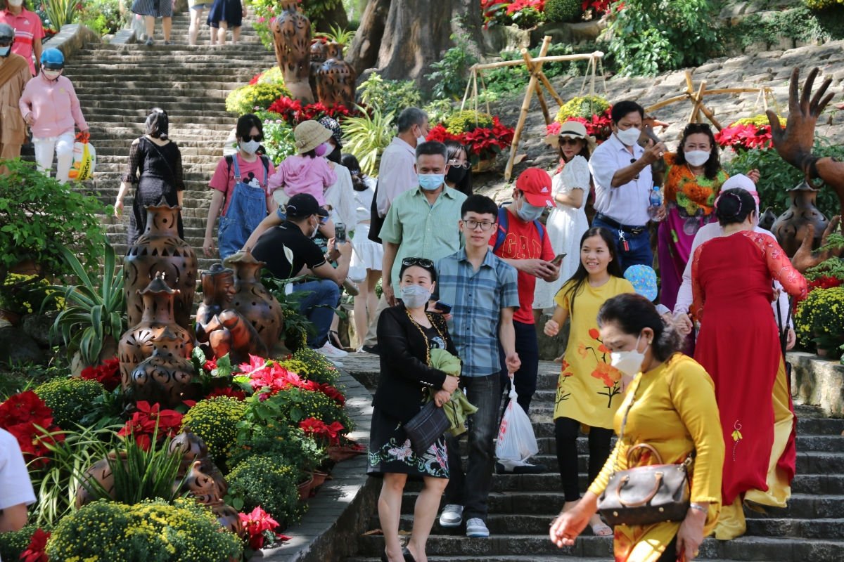 Khách tham quan tại Tháp Bà Ponagar