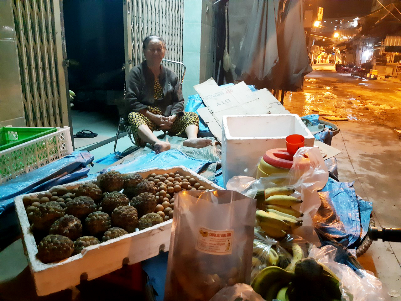 Ảnh : Bà Mạnh Thị Mười ở chợ Bàu thường xuyên soạn sẵn trái cây cho công nhân.